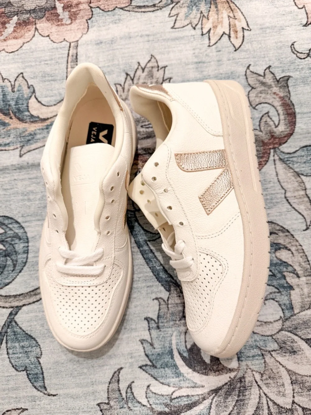 NEW Rare Veja V-10 white gold sneakers smoke/pet free home - Picture 2 of 3